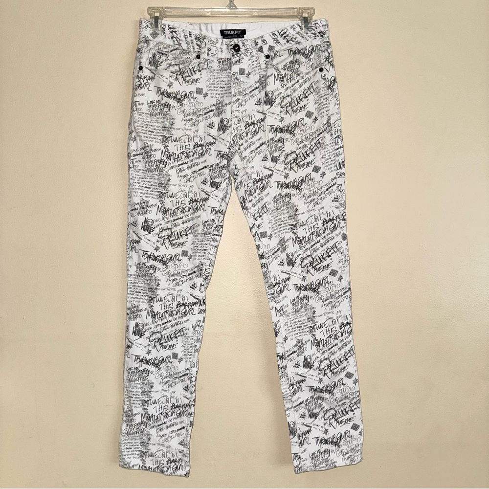 Trukfit Men’s White Newspaper Logo Jeans Size 32